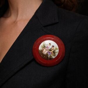 RARE 1930s CARVED BAKELITE RED BROOCH SCENIC INSERT VINTAGE TESTED EXCELLENT